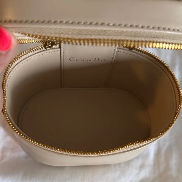 CD Signature Vanity Case - Picture 9 of 11